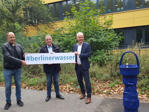 Einweihung des Kaiser-Brunnens mit M. Szidat (BVV-Pankow) und J. Feddern (Leiter Wasserversorgung der BWB)