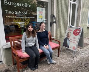 Foto Ayla und Helene Praktikum