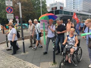 Das Bild zeigt mich auf der Fußgänger:innen Demo am Alexanderplatz - August 2019