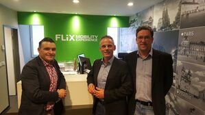 In der Geschäftsstelle von FlixBus. Von links Herr Kurt (Leiter Politik), Tino Schopf (MdA) und Tobias Huechtemann